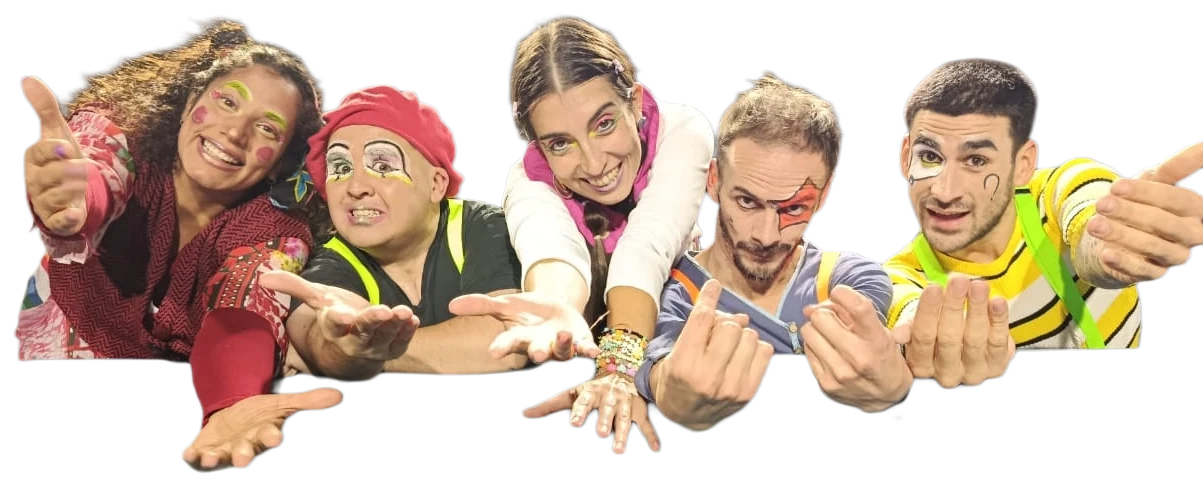 El elenco de XARIVARI extendiendo las manos hacia el público