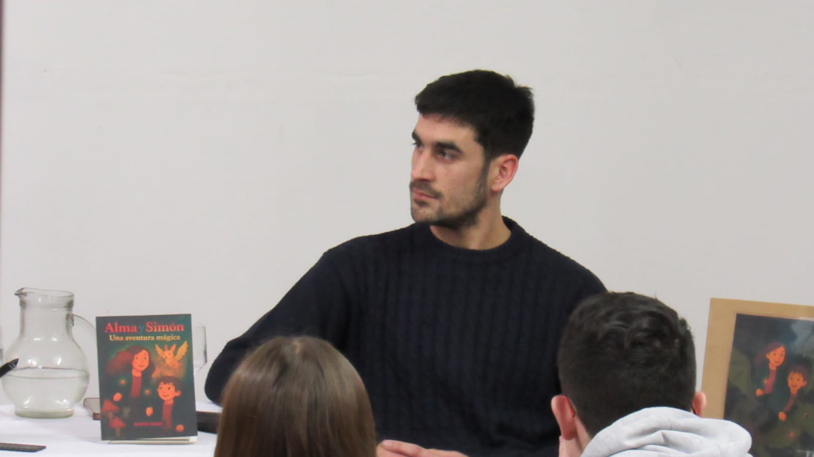 Andrés Solari presentando el libro