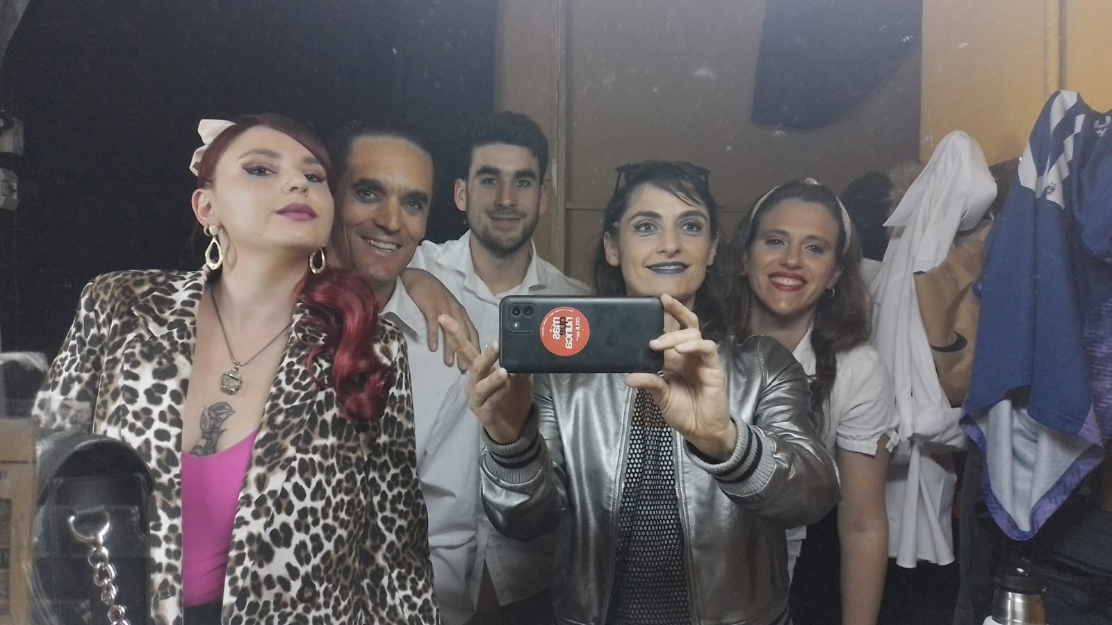 Elenco de Un toque de almendras en camarines durante la temporada 2023
